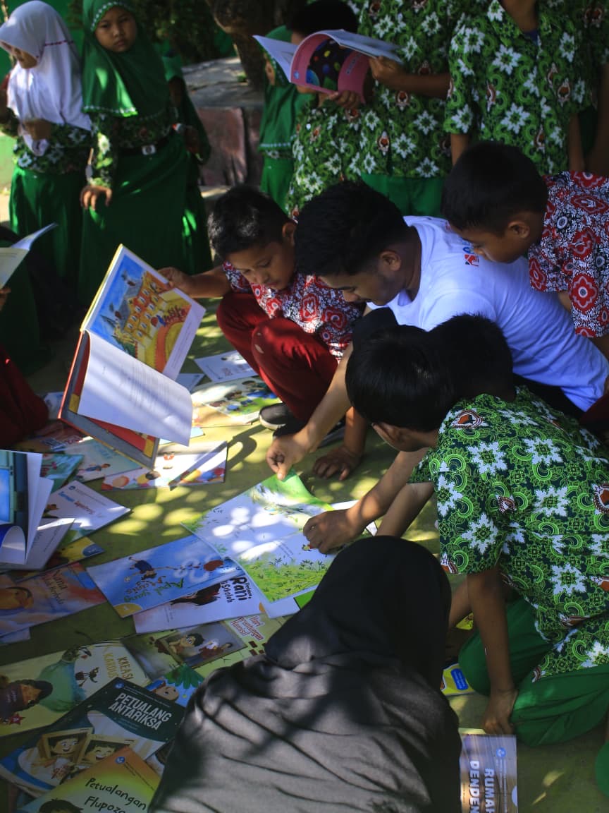 Komunitas Lentera.EduCare dan TBM Tikar Baca Pelangi Gelar “Warna Warni Literasi” di MIM Ballatabua